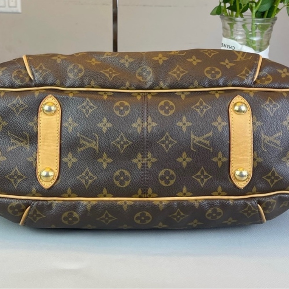Louis Vuitton Monogram Canvas Galliera GM Totes
Shoulder Bag - Picture 6 of 6